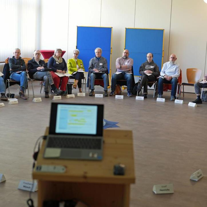 Bei der Tagung für die Begräbnisleitenden in Wittlich erläutert Stefan Nober von der Fachgruppe Bestattungsdienst (links) das neue rheinland-pfälzische Bestattungsgesetz. Datum: 1 (c) Stefan Endres Bei der Tagung für die Begräbnisleitenden in Wittlich erläutert Stefan Nober von der Fachgruppe Bestattungsdienst (links) das neue rheinland-pfälzische Bestattungsgesetz. Datum: 1