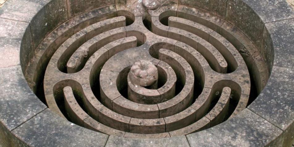 Bild von oben auf einen Brunne