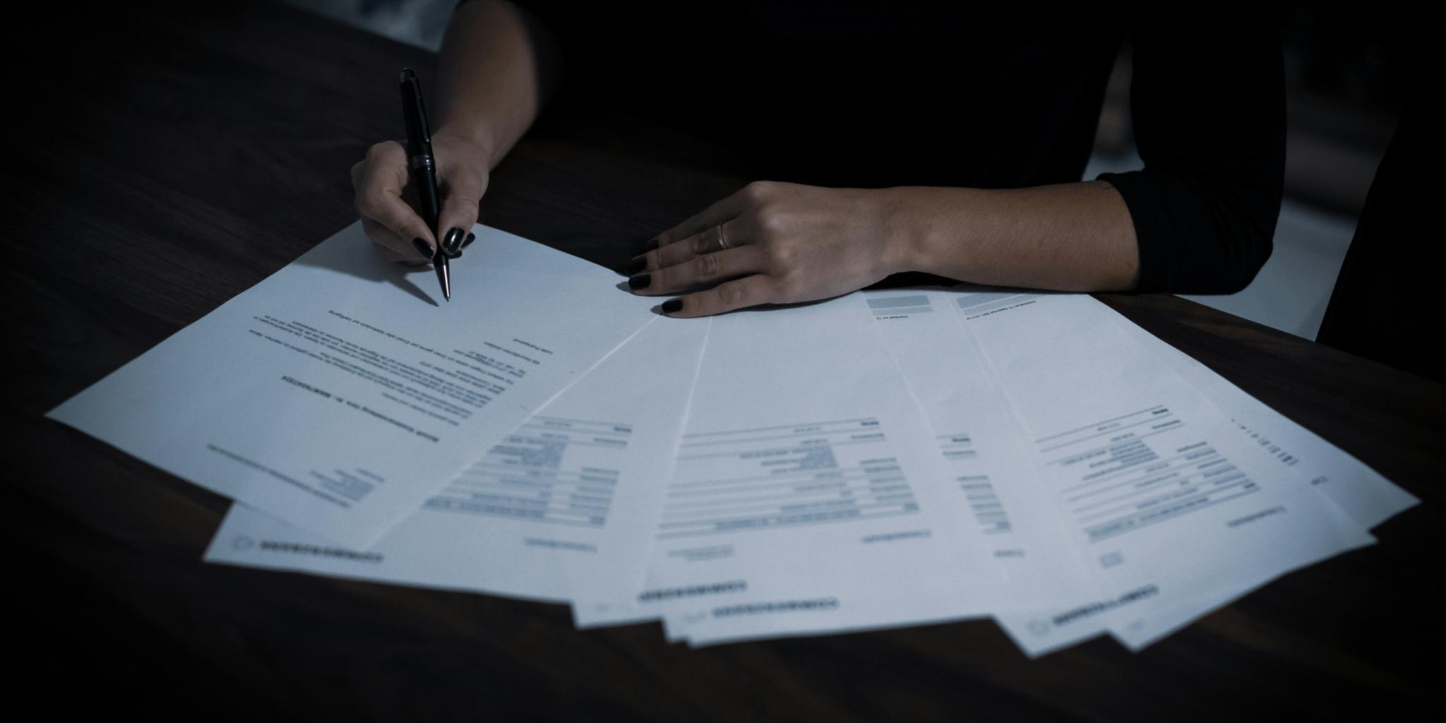 Papierbögen auf einem Tisch auf denen geschrieben wird (c) dimitri karastelev auf unsplash.de Papierbögen auf einem Tisch auf denen geschrieben wird