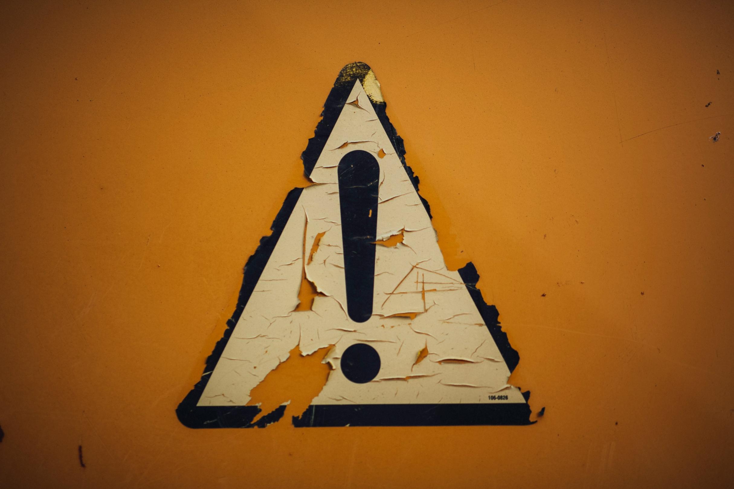ein-dreieckiges-schild-an-einer-gelben-wand (c) Markus Spiske auf unsplash.de ein-dreieckiges-schild-an-einer-gelben-wand