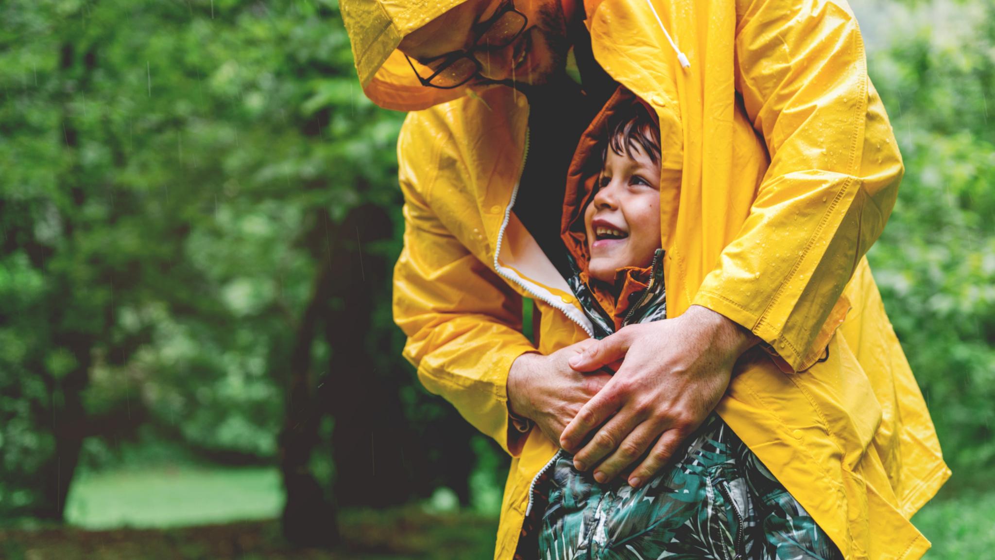 Vater & Sohn im Regen