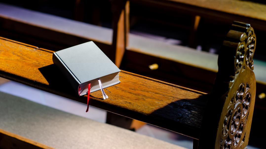 Gotteslob auf Kirchenbank