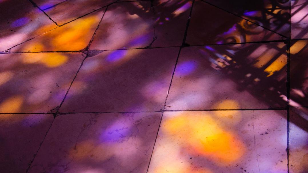 bunte Schatten auf gefliestem Boden