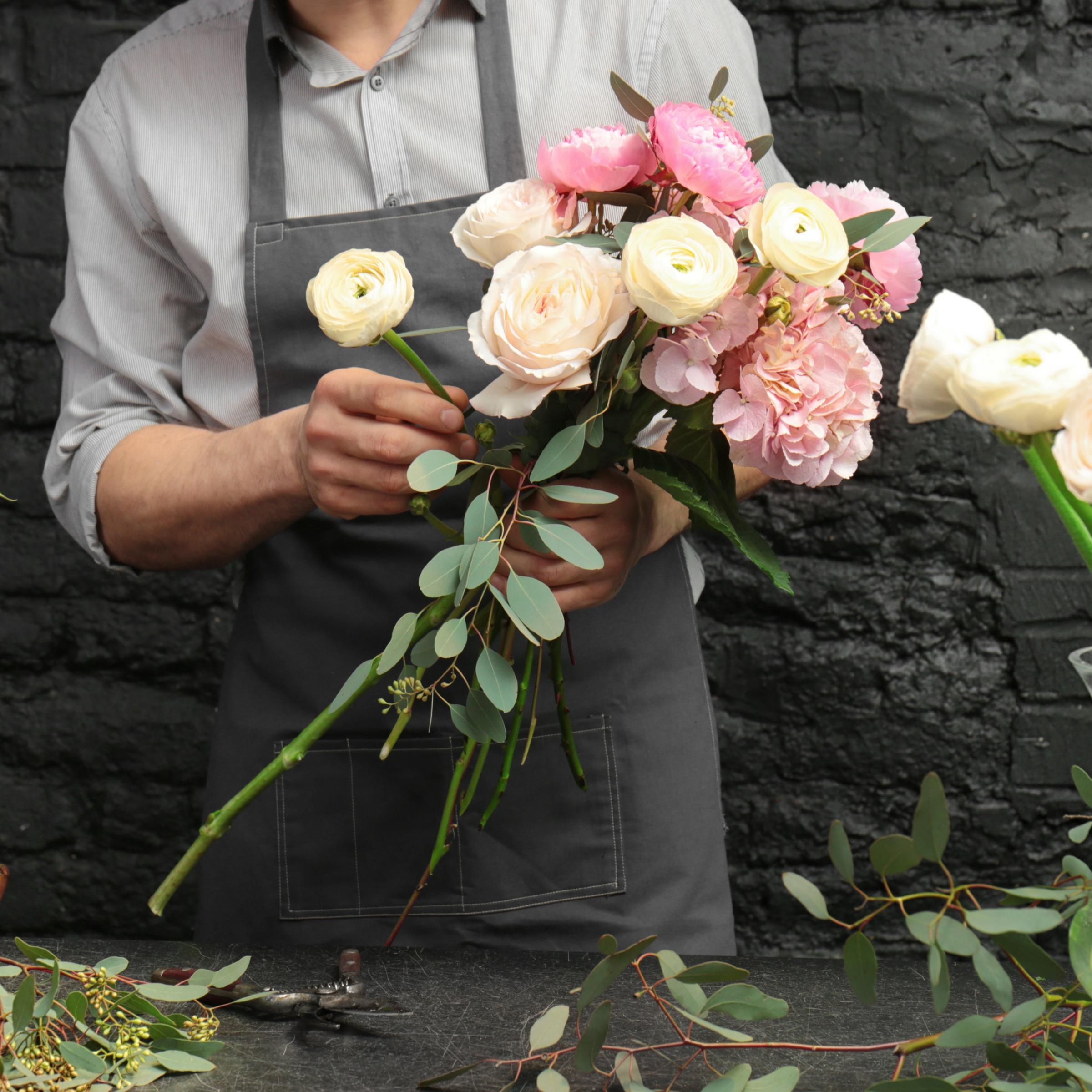 Florist bindet Blumenstrauß