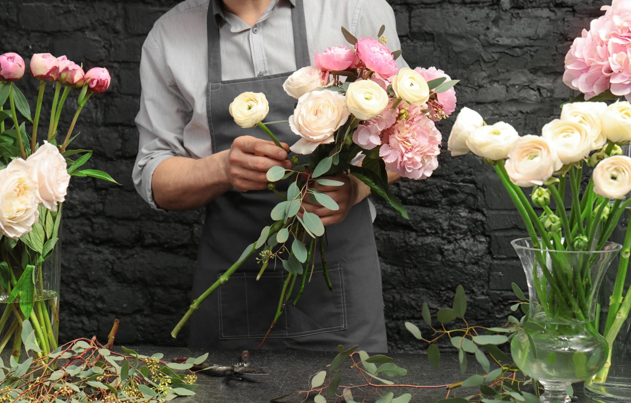 Florist bindet Blumenstrauß