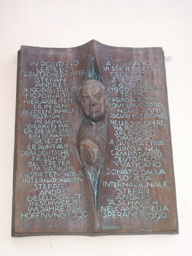 Beschriftetes Denkmal mit einer Figur in der Mitte