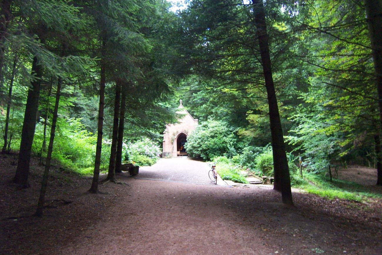 Waldweg mit Kapelle