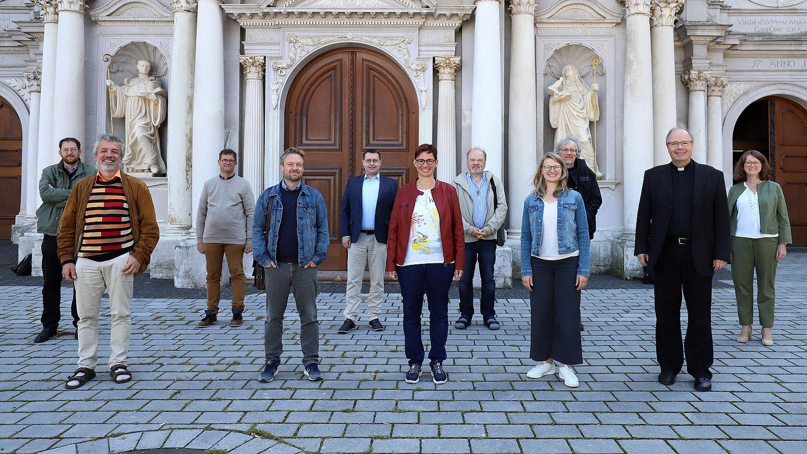 Die missionarischen Teams vor Sankt Matthias mit Bischof Ackermann und Mechthild Schabo (ganz rechts), Direktorin des Zentralbereichs Pastoral und Gesellschaft im Bischöflichen Generalvikariat Trier.