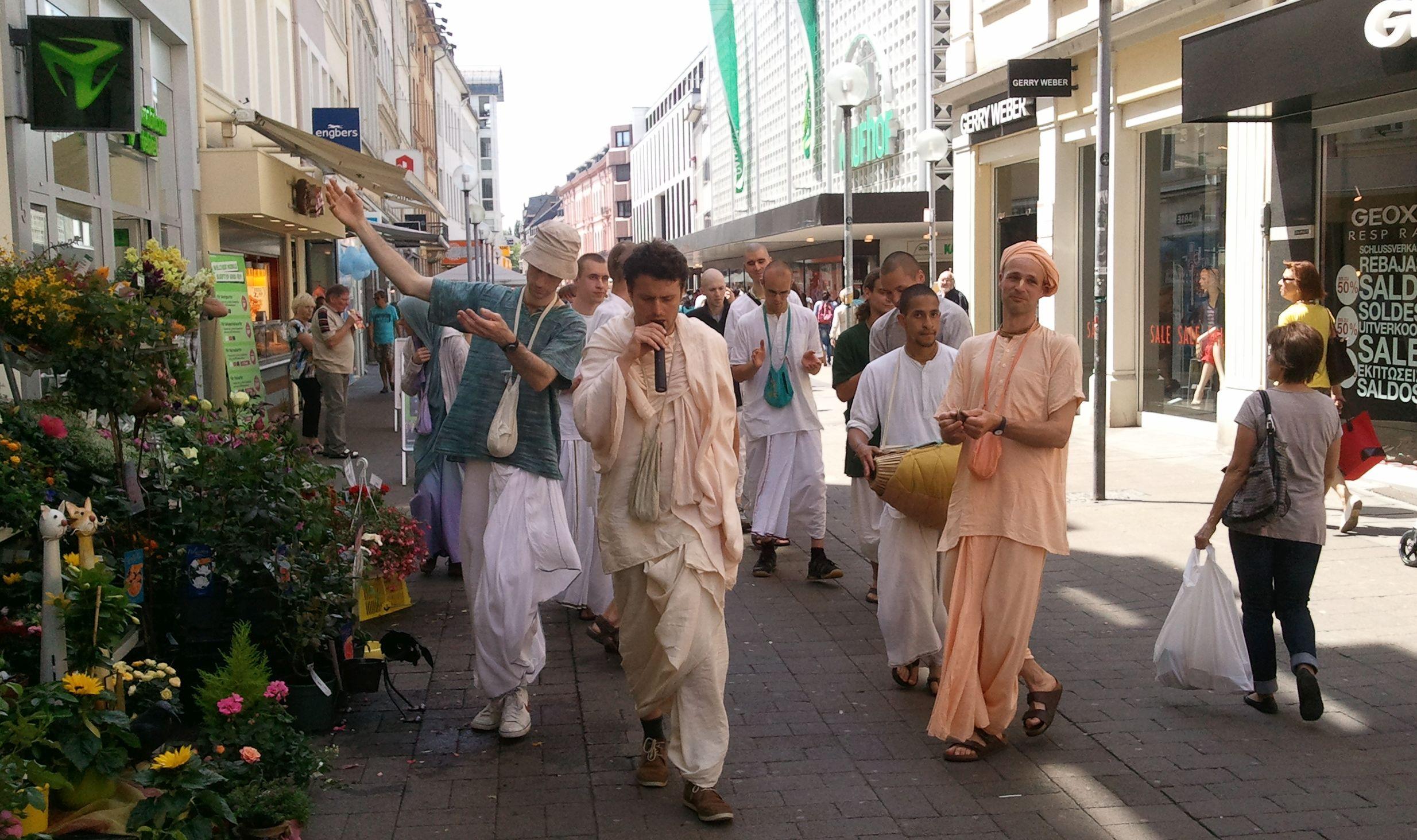 ISKCON-Anhänger In Trier (Juni 2013)