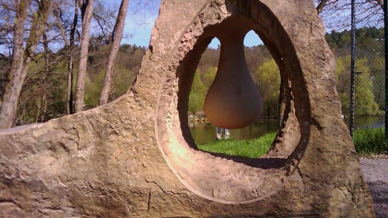 Steinkunstwerk vor einem Weiher