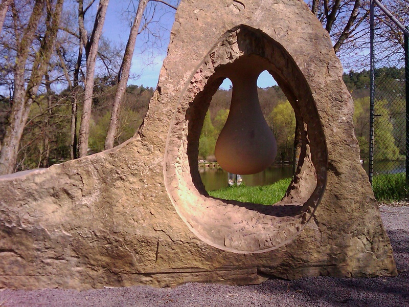 Steinkunstwerk vor einem Weiher