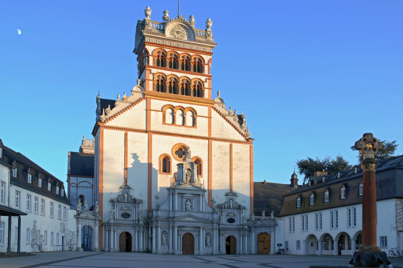 große Kirche mit hohem Turm