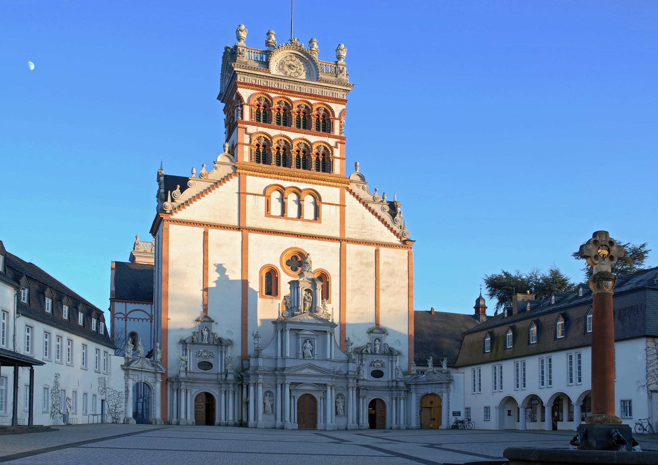 große Kirche mit hohem Turm