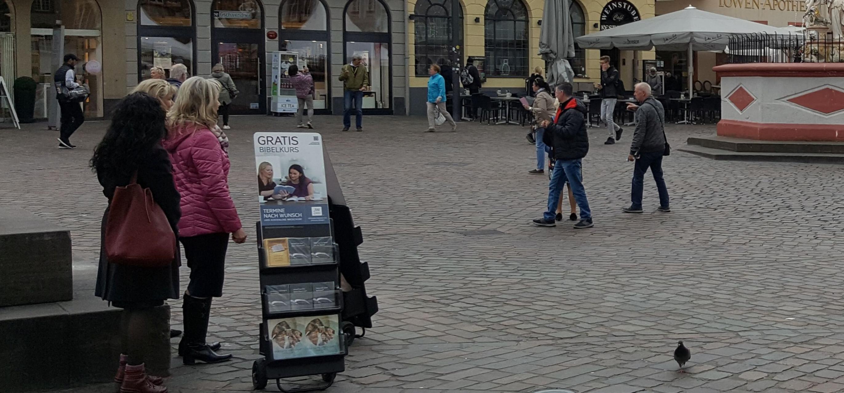 Zeugen Jehovas am Trierer Hauptmarkt