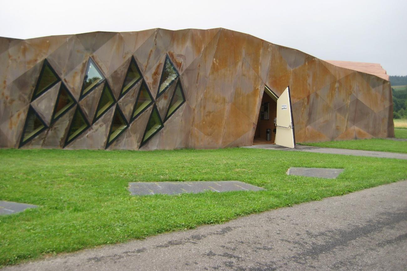 Außenansicht des Ausstellungs-Gebäudes in Hinzert.