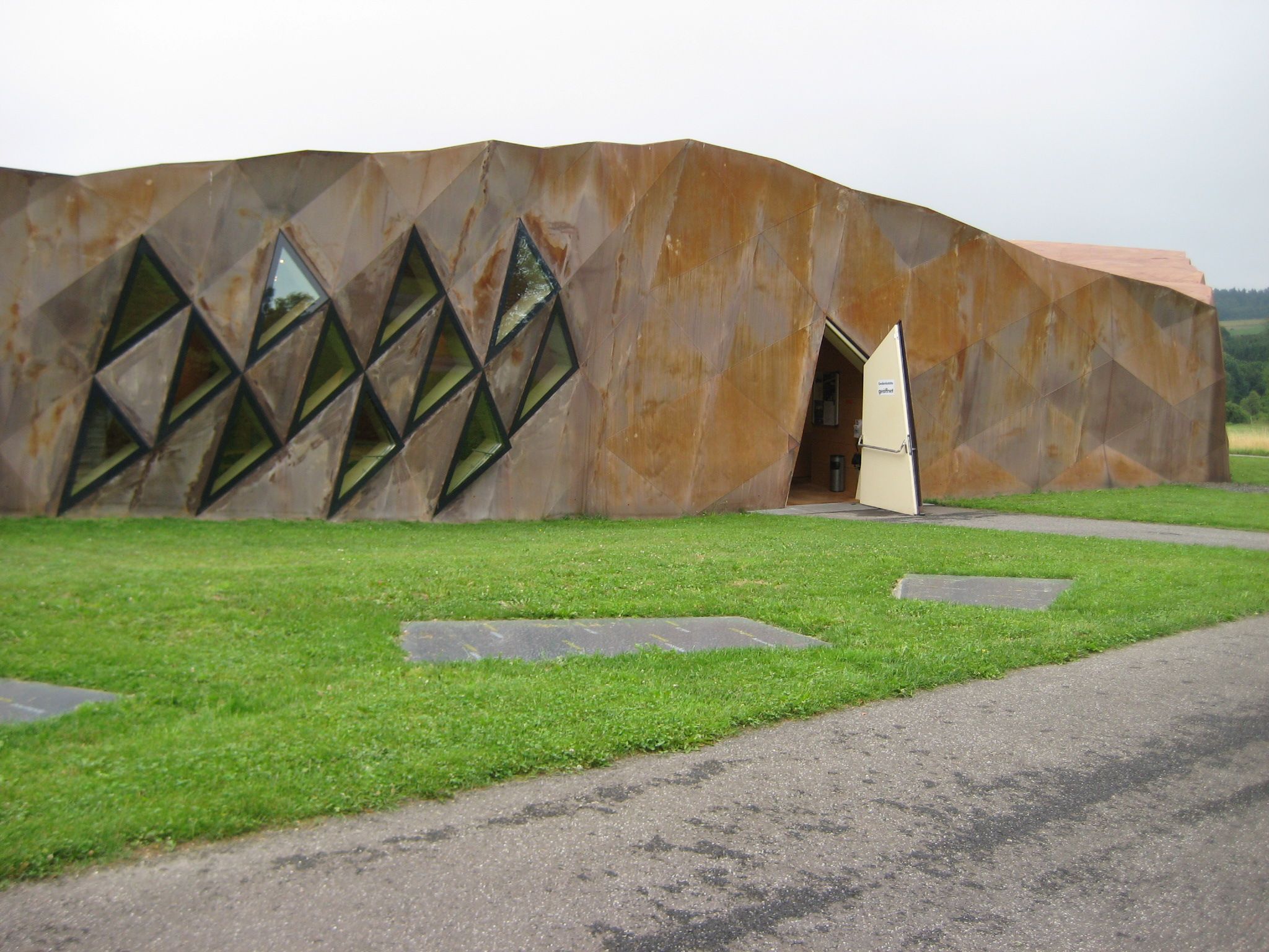 Außenansicht des Ausstellungs-Gebäudes in Hinzert.