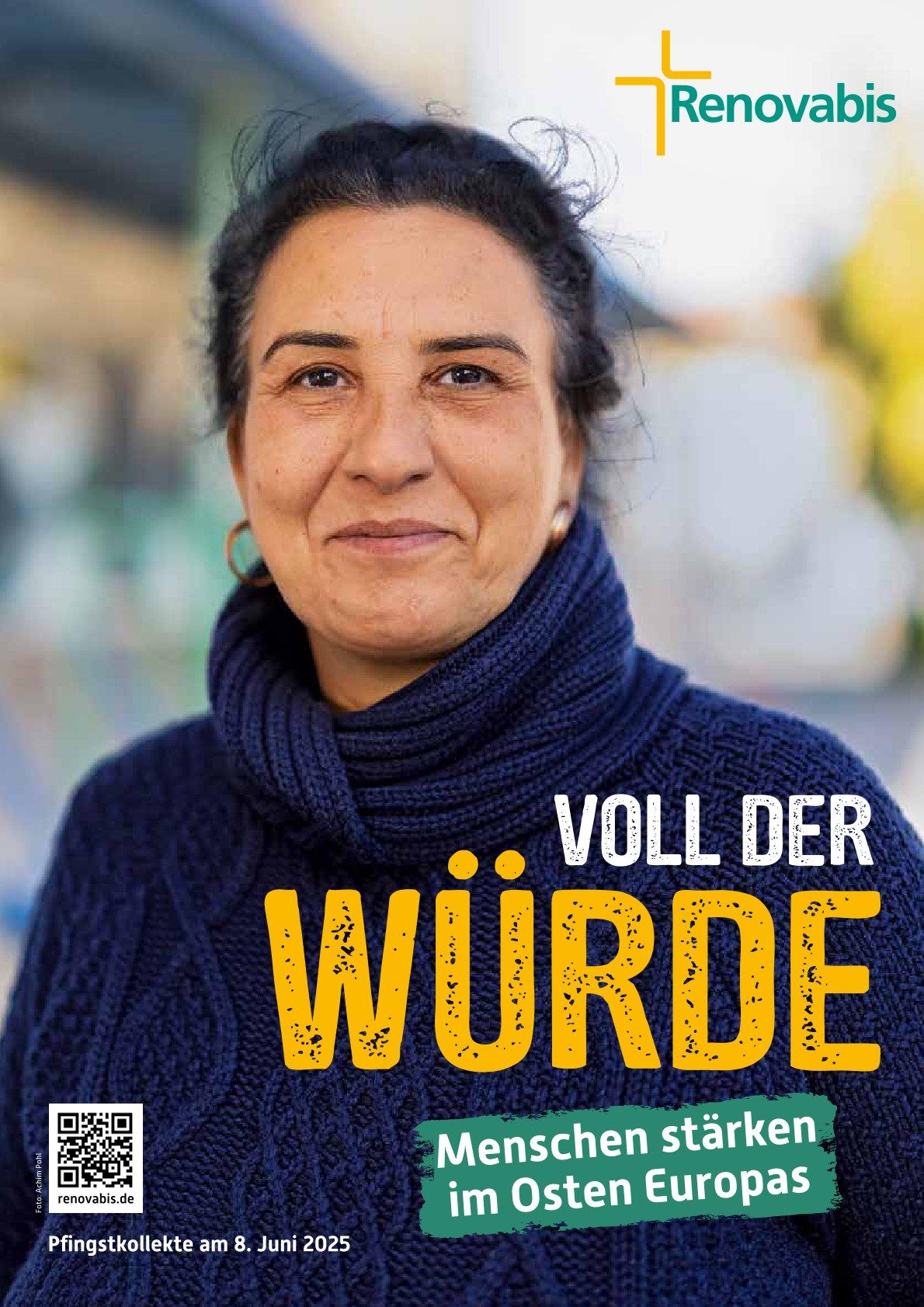Eine Frau mittleren Alters mit Rollkragenpullover und zusammengebundenen, dunklen Haaren schaut stolz in die Kamera.