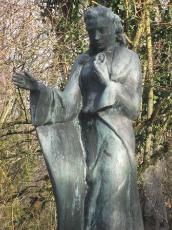 Statue einer Frau die ihre Hand ausstreckt