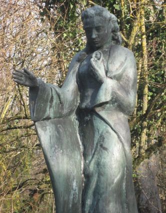 Statue einer Frau die ihre Hand ausstreckt