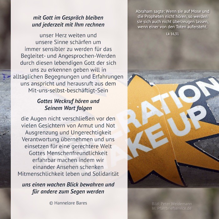 Nahaufnahme eines gelb-blauen Stickers, auf dem in weißer Schrift auf englisch steht: 'Generation wake up', klebt auf einer horizontalen Metallstange.