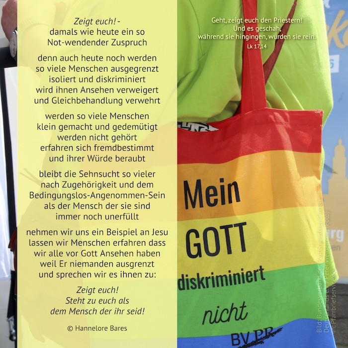 Eine Tasche in Regenbogenfarben und dem Text mein Gott diskriminiert nicht, darüber liegt der Impulstext
