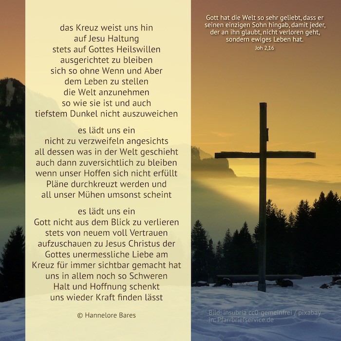 Ein Kreuz steht im steht vor einem Berg und einem Nadelwald im Sonnenaufgang.