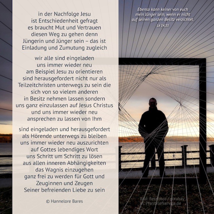 Ein Quadratisches Kunstwerk mit gespannten Drähten umrahmt die dunkle Silhouette eines Mannes der vor einem Sonnenuntergang aufs Meer schaut. (c) Hannelore Bares Ein Quadratisches Kunstwerk mit gespannten Drähten umrahmt die dunkle Silhouette eines Mannes der vor einem Sonnenuntergang aufs Meer schaut.