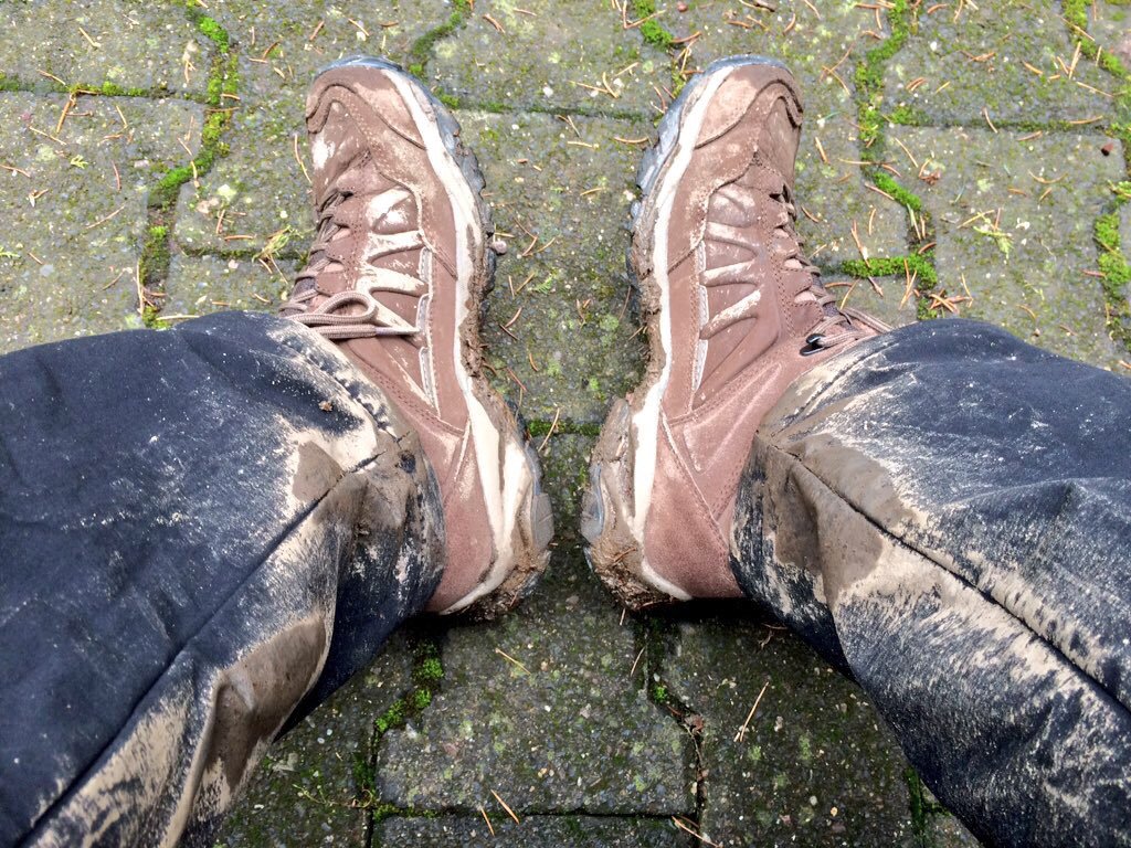 Matschige Wanderschuhe von oben.