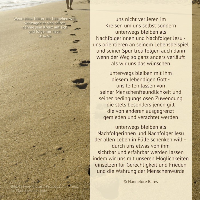 Fußspuren im Sand, daneben steht der Impulstext (c) Hannelore Bares Fußspuren im Sand, daneben steht der Impulstext
