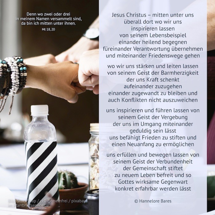 Bildimpuls 23. Sonntag (c) Hannelore Bares Vier Hände halten ihre Fäuste zusammen, daneben steht eine gestreifte Flasche und der Impulstext