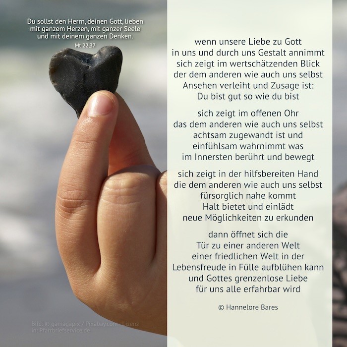 Bildimpuls 30. Sonntag (c) Hannelore Bares Eine Kinderhand hält einen herzförmigen Stein, daneben steht der Impulstext
