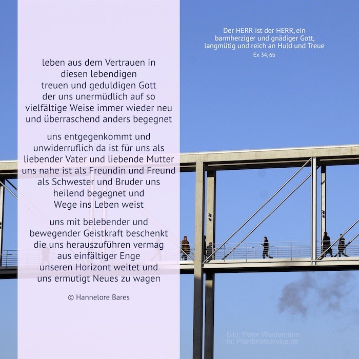 Menschen gehen über eine Brücke aus Stahl, daneben steht der Impulstext (c) Hannelore Bares Menschen gehen über eine Brücke aus Stahl, daneben steht der Impulstext