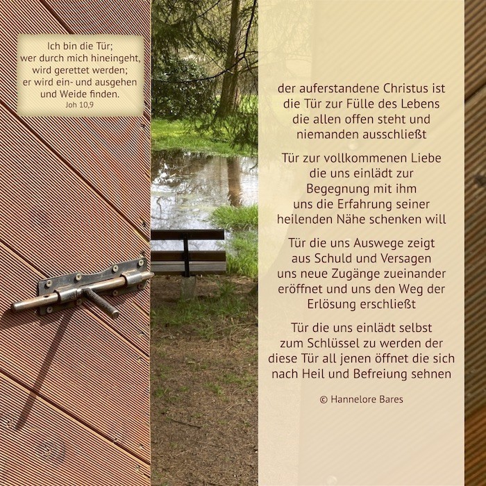 Eine Tür öffnet einen Spalt und gibt den Blick auf eine Bank an einem Teich frei