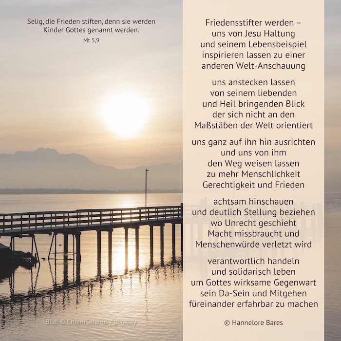 Ein Steg, der über einen See führt, die Sonne scheint im Dunst, daneben steht der Impulstext