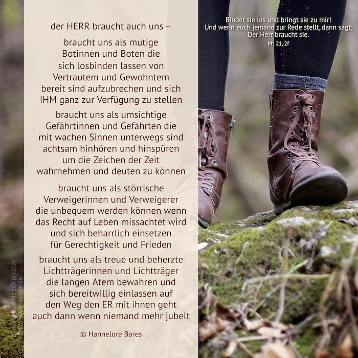 Zwei Füße in Lederschuhen stehen auf einem mit Moos bedeckten Stein, daneben steht der Impulstext