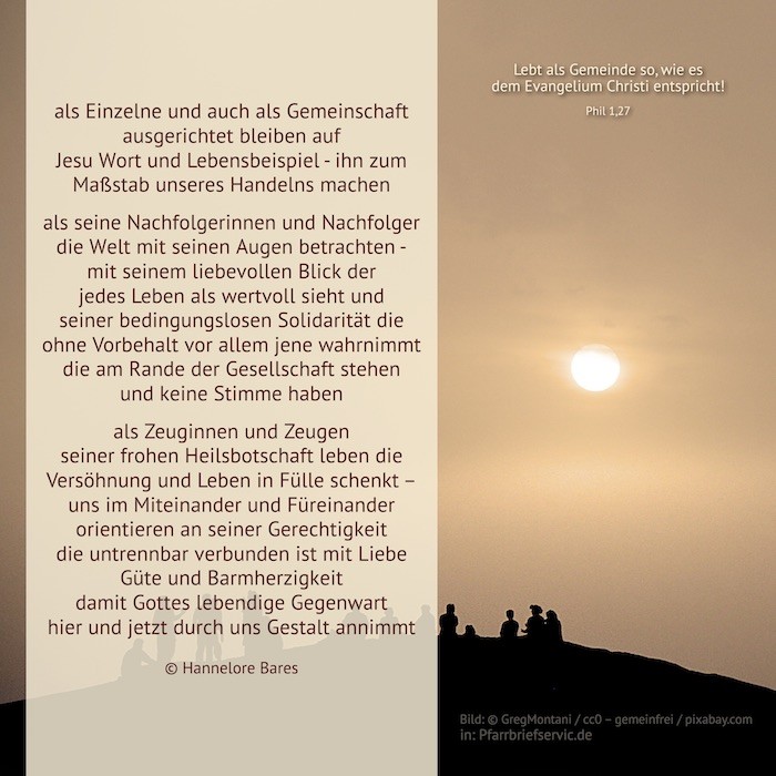 Impuls 25. Sonntag (c) Hannelore Bares Gegenlichtaufnahme: Mehrere Menschen stehen auf einem Berg; im Hintergrund geht die Sonne unter