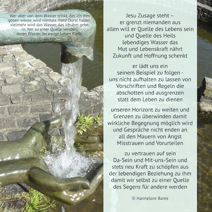 Man sieht Wasser aus einem Rohr in einen Brunnen laufen. Als Auffangbecken dienen zwei Hände aus Metall