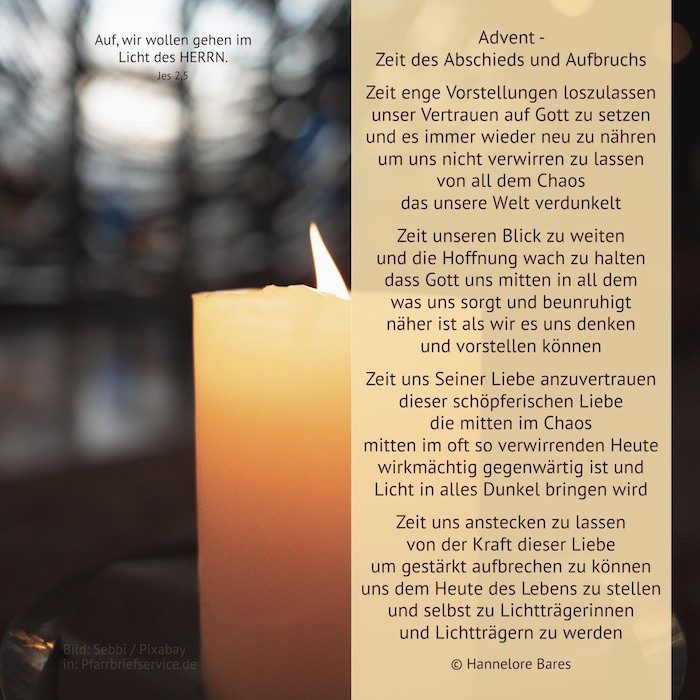 Gelbe brennende Kerze vor dunklem Hintergrund.