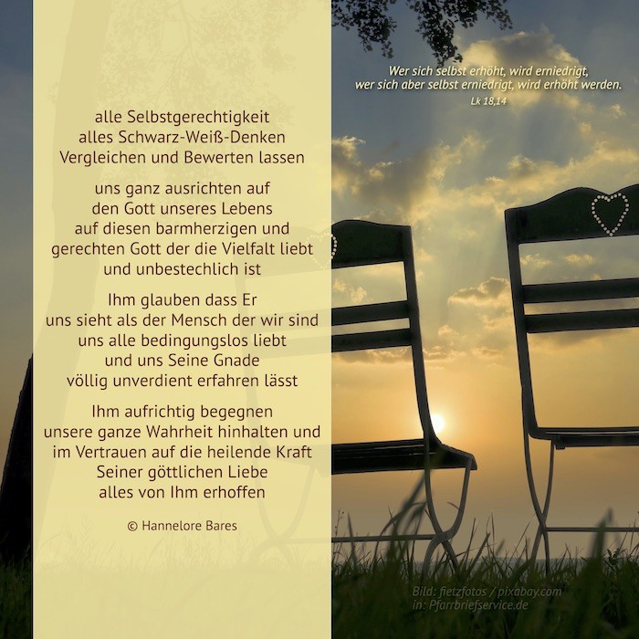 Zwei Stühle stehen auf einer Wiese im Sonnenuntergang. Darüber steht der Impulstext (c) Hannelore Bares Zwei Stühle stehen auf einer Wiese im Sonnenuntergang. Darüber steht der Impulstext