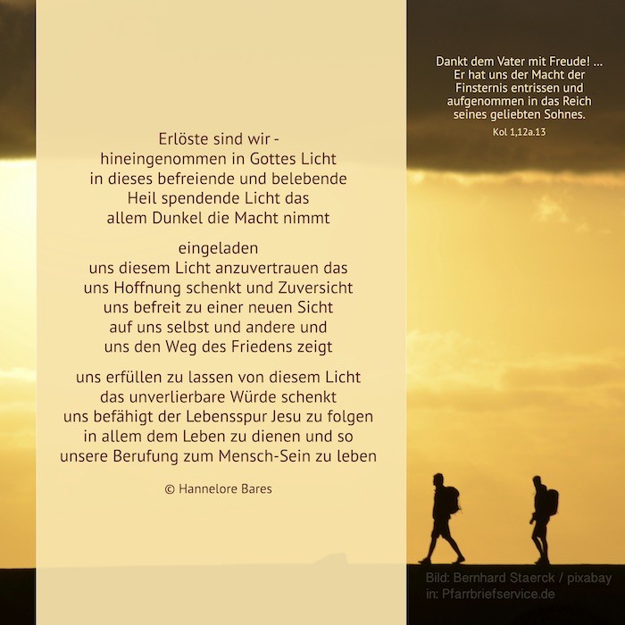 Man sieht zwei Wanderer mit Rucksack vor einem Sonnenuntergang.