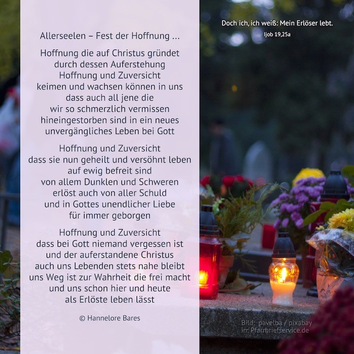 Kerzen und Blumen stehen auf einem Friedhofsgrab.