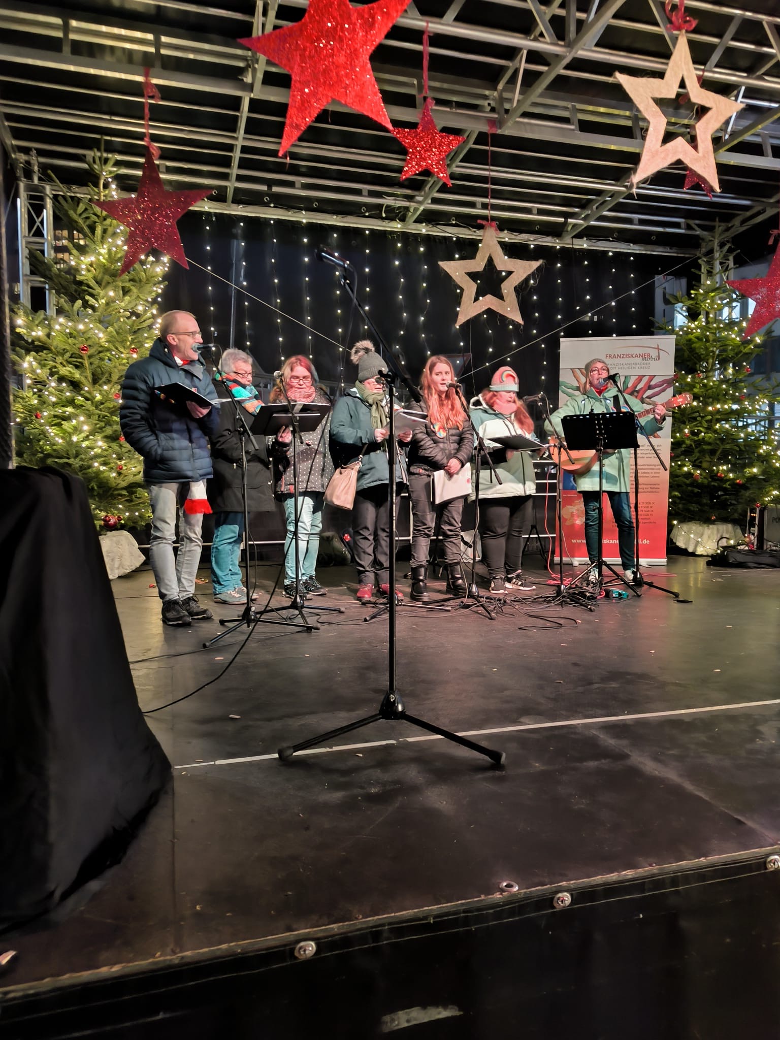 Chor Regenbogen auf dem Weihnachtsmarkt