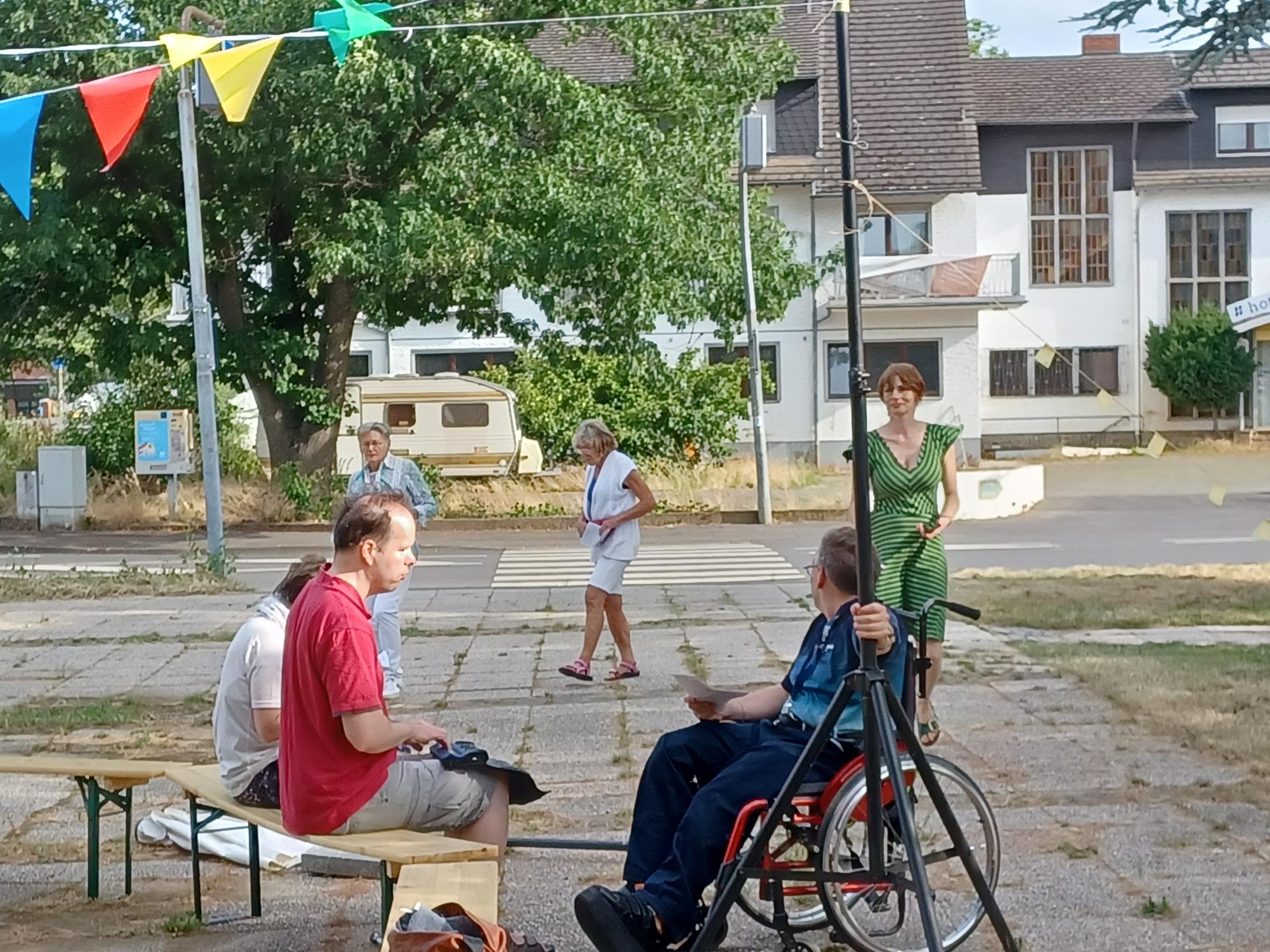 Matthias, Daniel und Sabine bereiten das Abendgebet vor Sankt Pius in Ahrweiler vor.