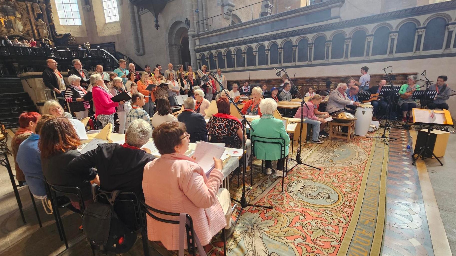 Ein inklusives Chor-Orchester musiziert an den Heilig-Rock-Tagen im Gottesdienst im Dom.