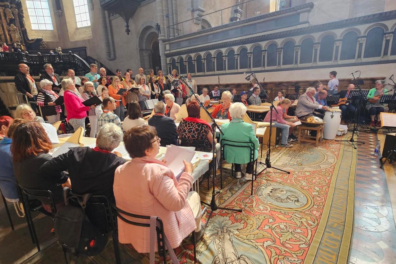 2025-05-10 Dom Trier (c) Angelika Hollmann Ein inklusives Chor-Orchester musiziert an den Heilig-Rock-Tagen im Gottesdienst im Dom.