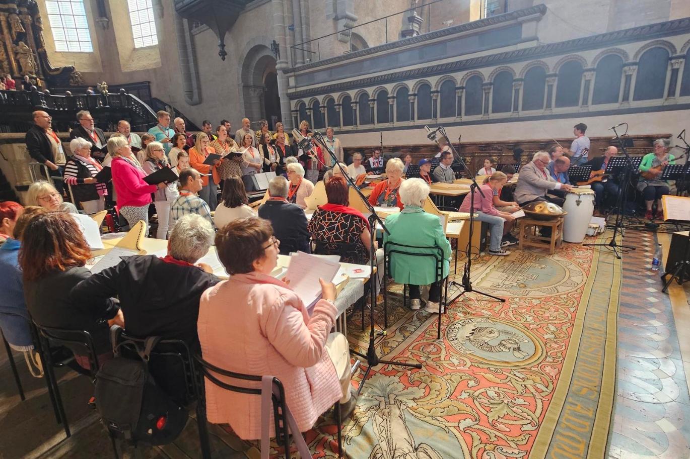 Ein inklusives Chor-Orchester musiziert an den Heilig-Rock-Tagen im Gottesdienst im Dom.