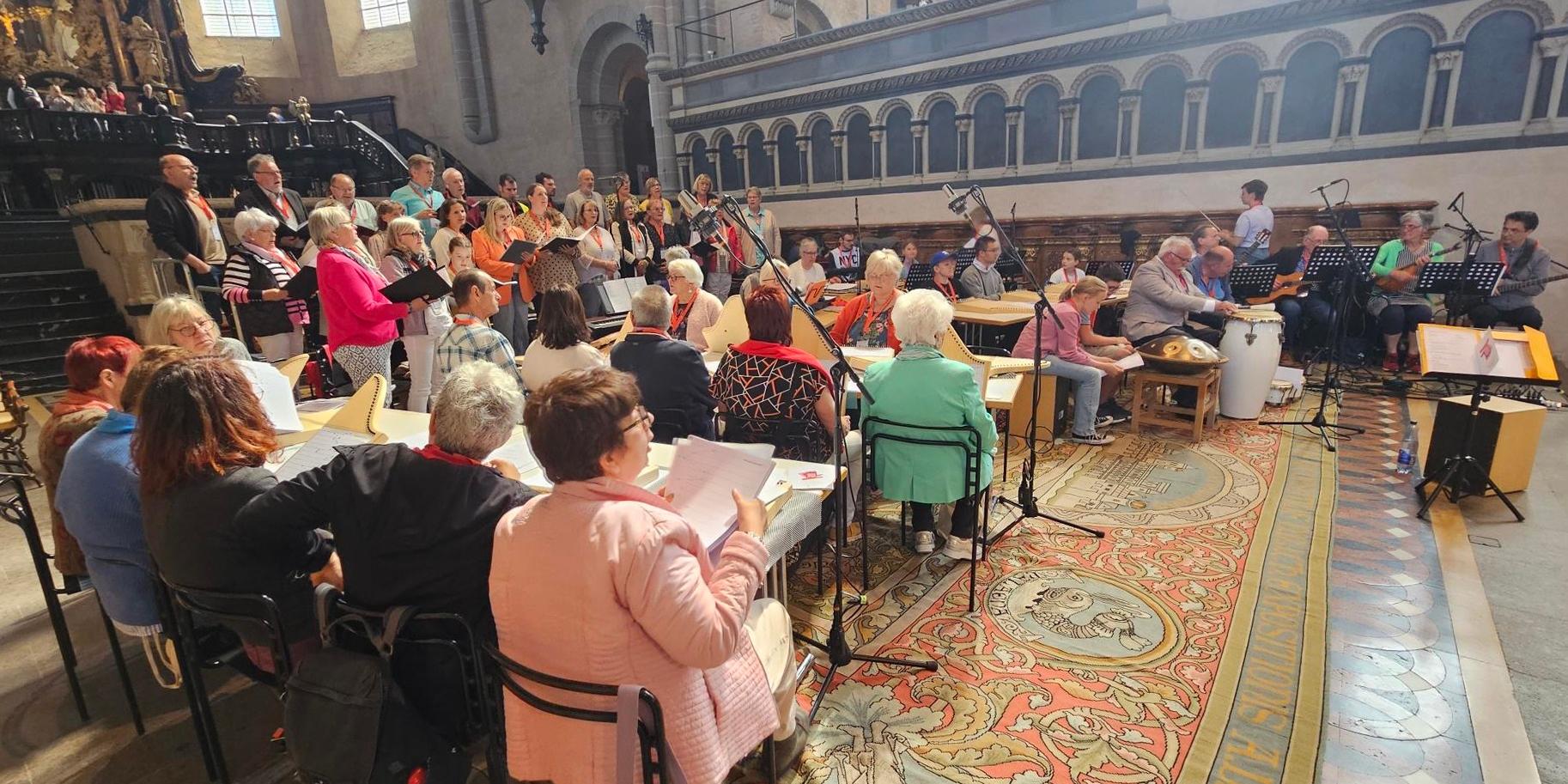 Ein inklusives Chor-Orchester musiziert an den Heilig-Rock-Tagen im Gottesdienst im Dom.