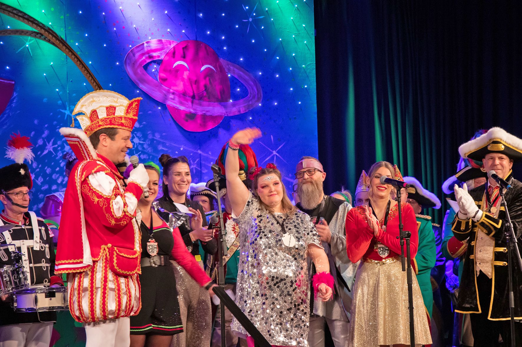 Prinz Alexander I. überreicht Virginia Sauerborn, Mitglied des Elferrats und Bewohnerin im Caritas Zentrum, den  Prinzenorden.