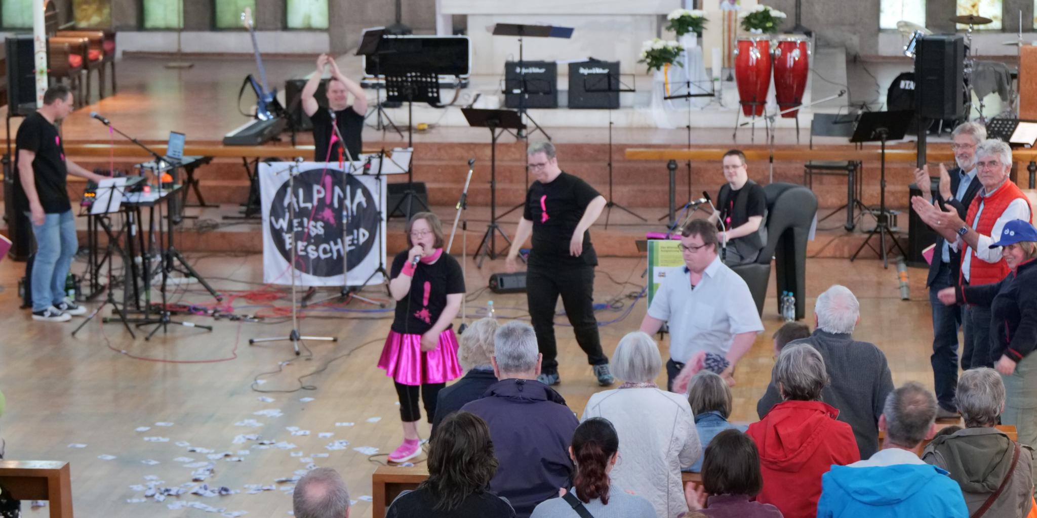 Auftritt der inklusiven Band Alpina Weiss Bescheid.