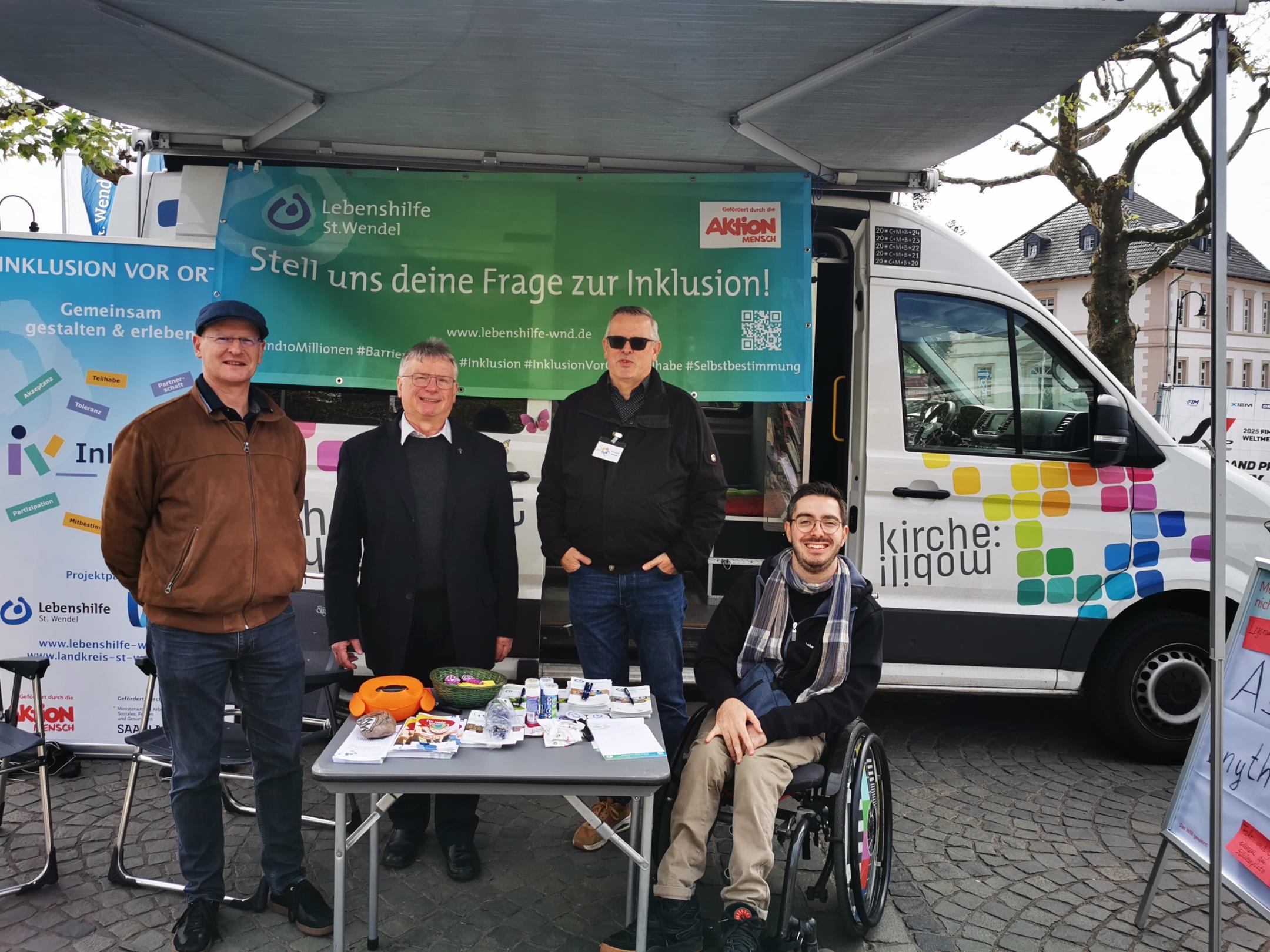Dr. Justus Wilhelm, Dekan Klaus Leist, Christoph Morgen und Jerôme Laubenthal stehen vor dem KirchenMobil.